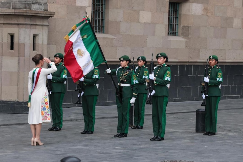 La presidenta saluda a las fuerzas armadas