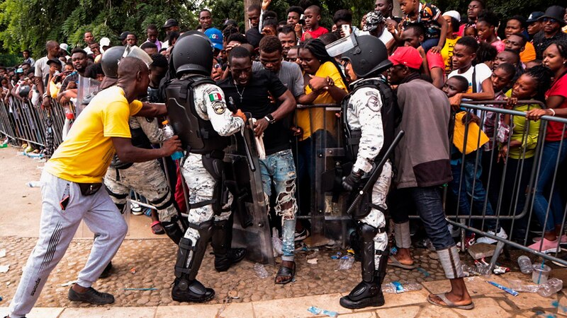 Enfrentamientos entre manifestantes y policías en una protesta en África