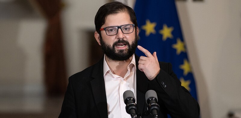 El presidente de Chile, Gabriel Boric, da un discurso ante la Unión Europea