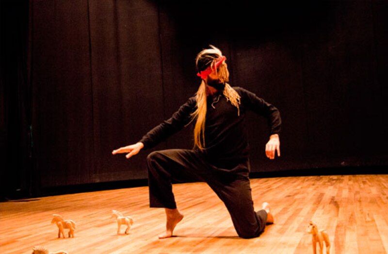 Bailarín con los ojos vendados