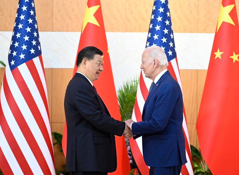 Imagen de Xi Jinping y Joe Biden estrechando sus manos