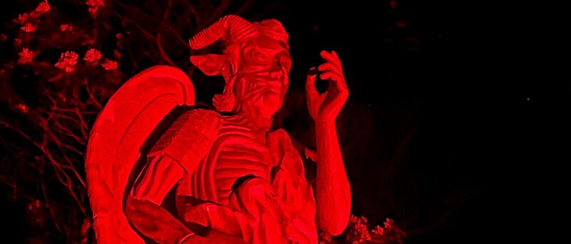Estatua de un demonio rojo con cuernos