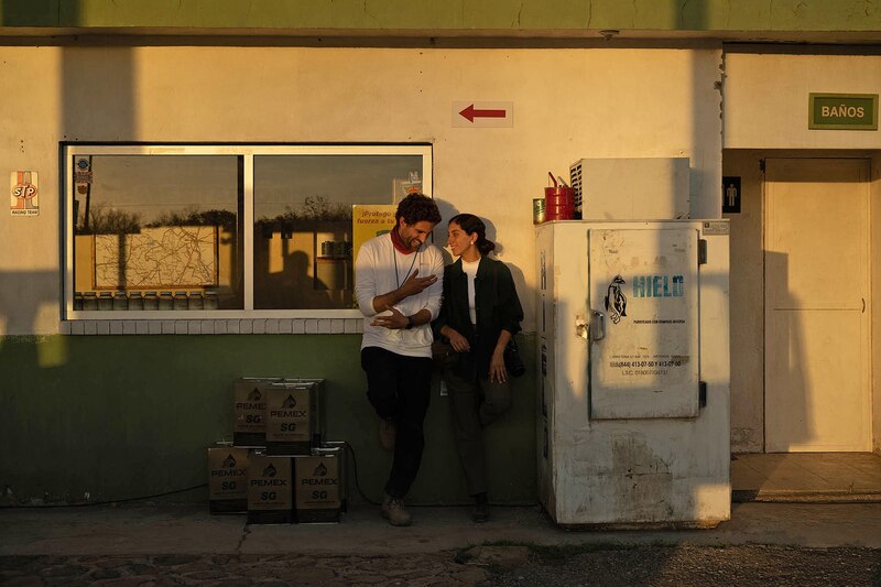 Pareja en una gasolinera