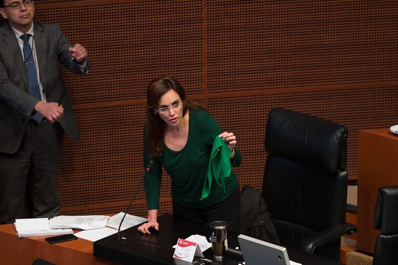 Diputada muestra pañuelo verde a favor del aborto en el Congreso