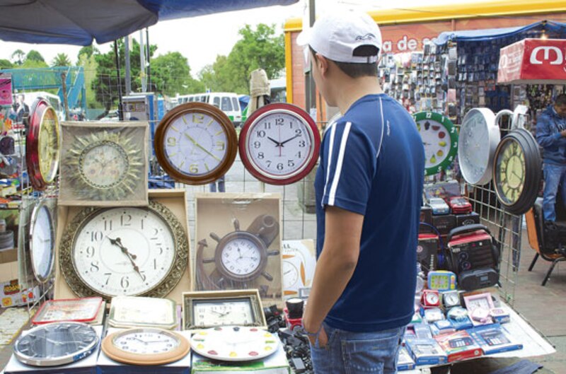 El joven y los relojes