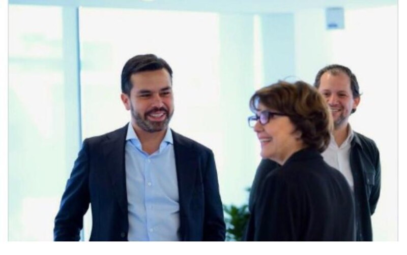 El presidente electo Gabriel Boric conversa con la presidenta del Senado, Adriana Muñoz, y el diputado Giorgio Jackson.
