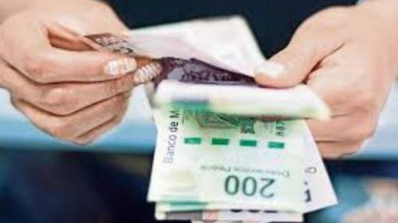 Mujer contando dinero
