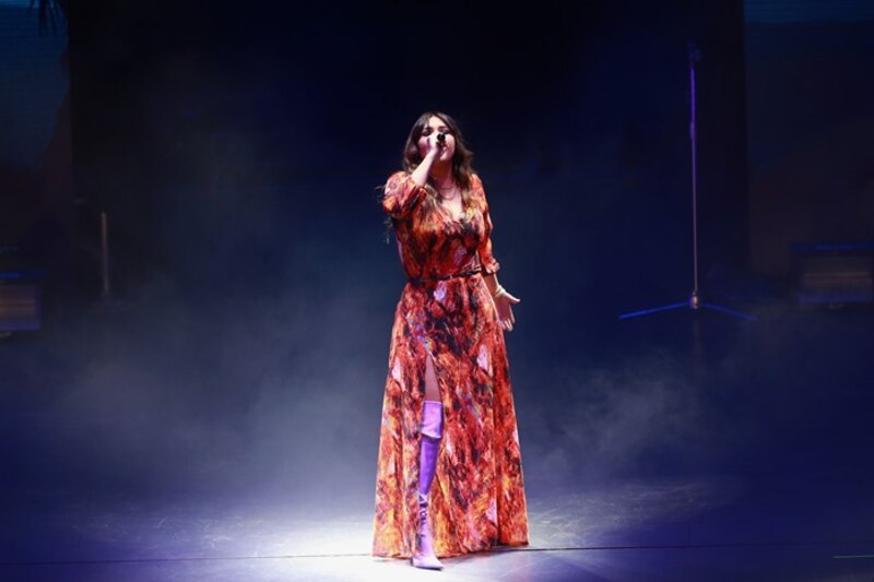 Karol G cantando en concierto