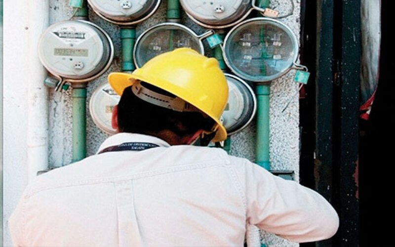 Un técnico revisa los contadores de electricidad