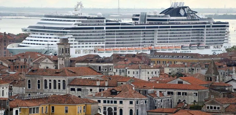 Crucero atracado en Venecia