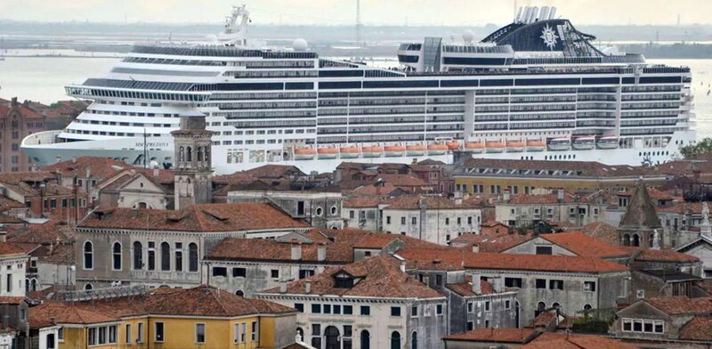 Crucero atracado en Venecia