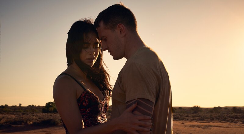 Pareja abrazada en el atardecer