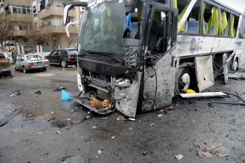 Autobús destruido por una bomba en Siria