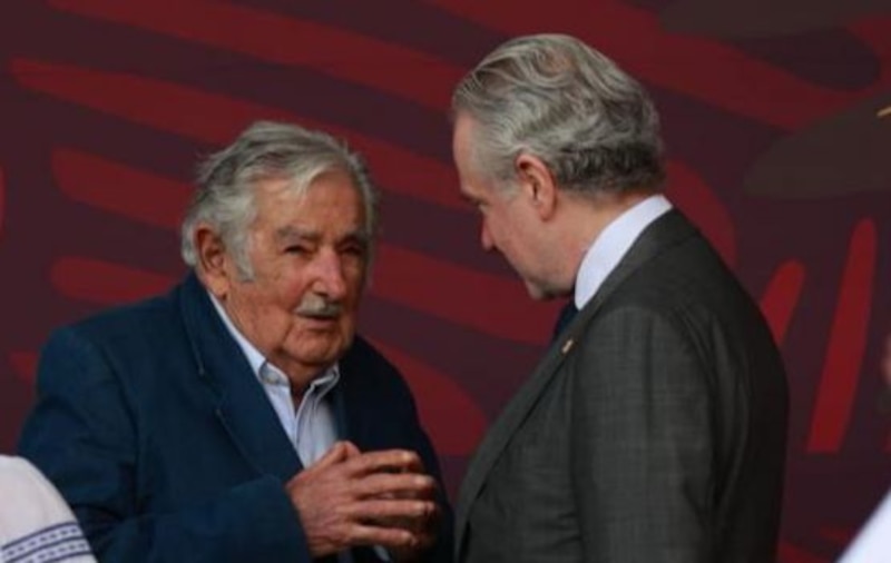 El escritor colombiano Gabriel García Márquez y el presidente de Colombia, Álvaro Uribe Vélez.