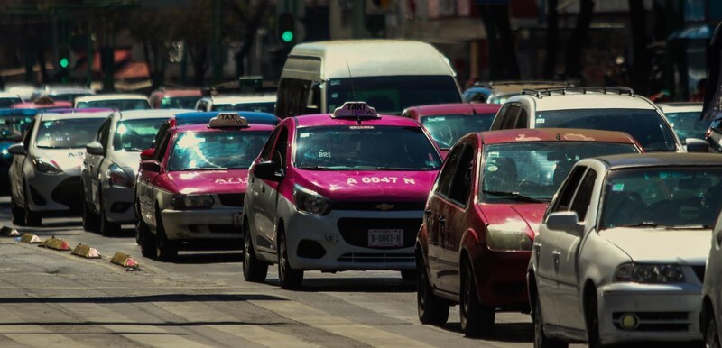 Muchas personas acuden al centro de la Capital para disfrutar el día festivo este lunes. Autos también se concentran en las calles.