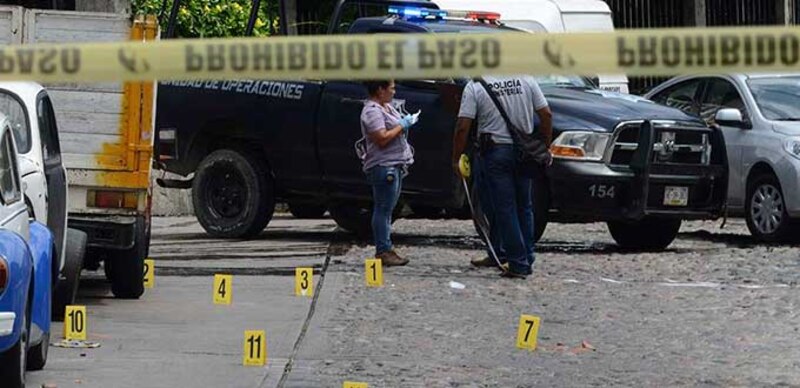 Policía investiga escena del crimen
