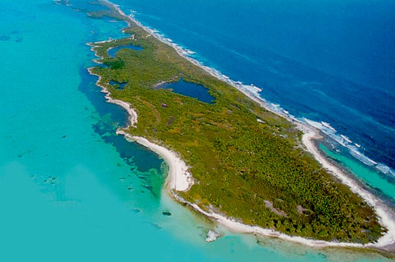 Isla tropical con playa de arena blanca y aguas cristalinas
