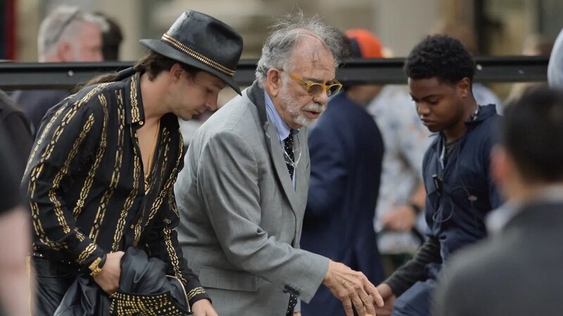 El director de cine Pedro Almodóvar (centro) junto a los actores Israel Elejalde (izquierda) y Ethan Hawke (derecha) durante el rodaje de su nueva película en Londres.