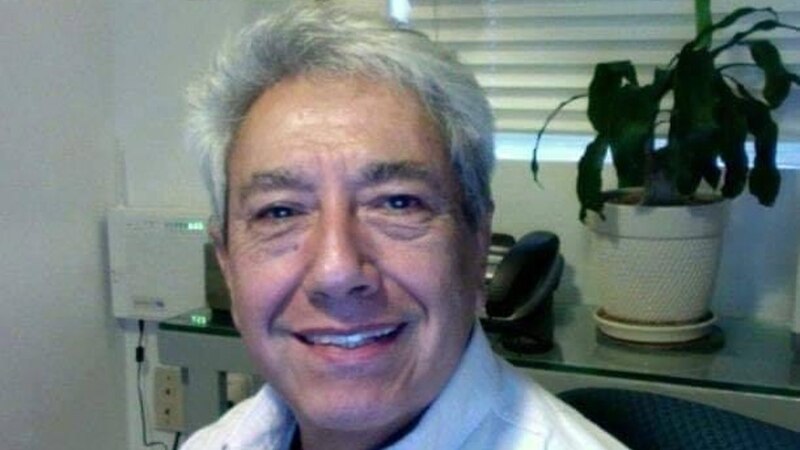 El Dr. Juan Pérez, un médico de familia en la ciudad de Nueva York, sonríe a la cámara.