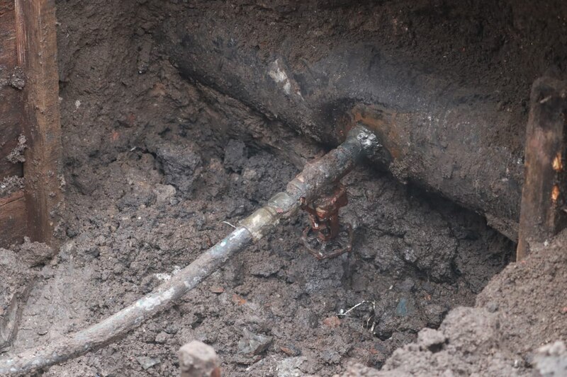 Fuga de agua en una tubería enterrada