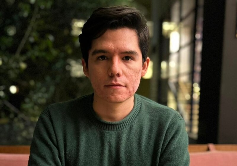 Joven sentado en un sofá