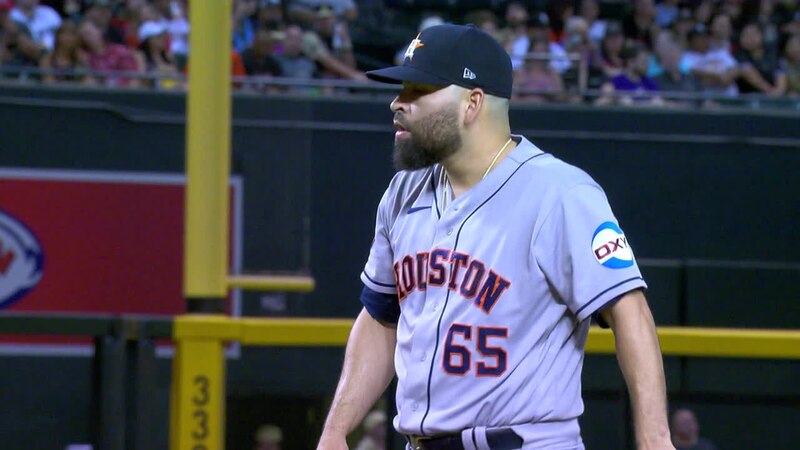 El lanzador mexicano José Urquidy poncha a un bateador de los Diamondbacks de Arizona.
