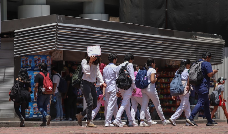 Estudiantes universitarios caminando por la calle