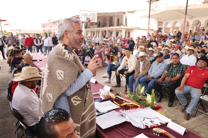 El presidente municipal de San Pedro Mixtepec, Freddy Gil Pineda Gopar, encabezó la ceremonia del 491 aniversario de la fundación de su municipio.