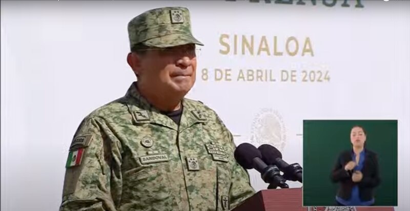 El General Sandoval da un discurso en Sinaloa