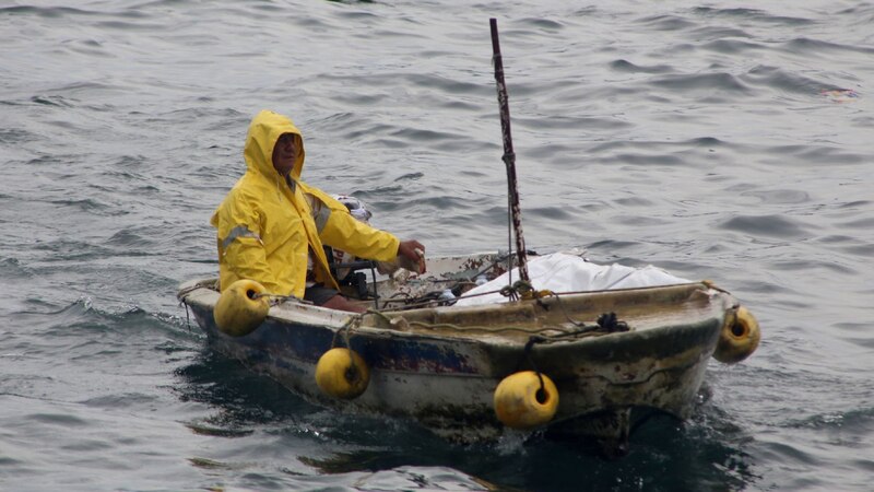 Pescador en una barca