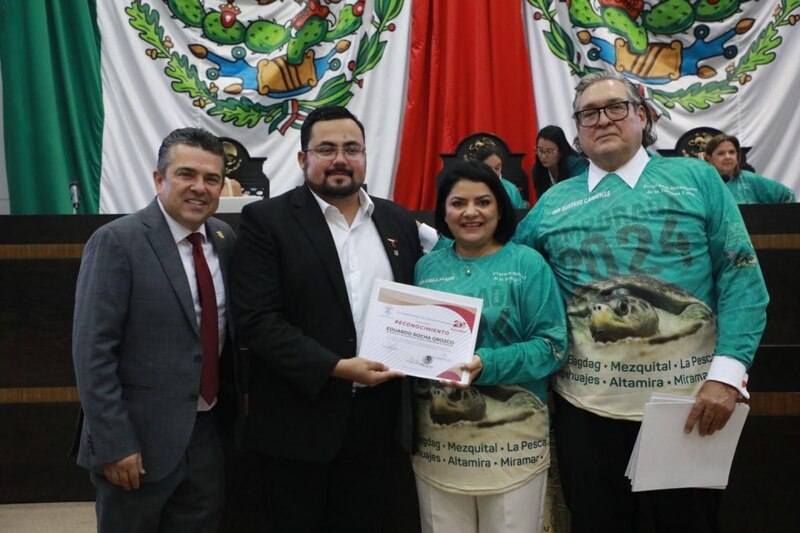 Entrega de reconocimiento a Eduardo Rocha Orozco