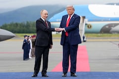 Trump recibe con aplausos a Putin en Alaska, lejos de protestas de locales por recibir a un criminal 