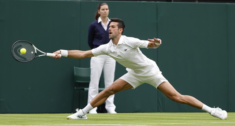 Novak Djokovic en acción durante el torneo de Wimbledon