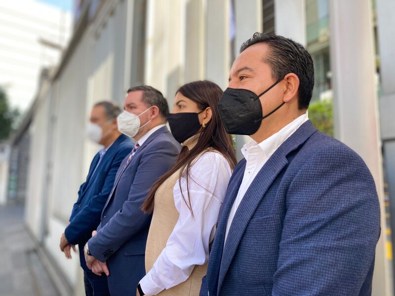 Políticos usando mascarillas