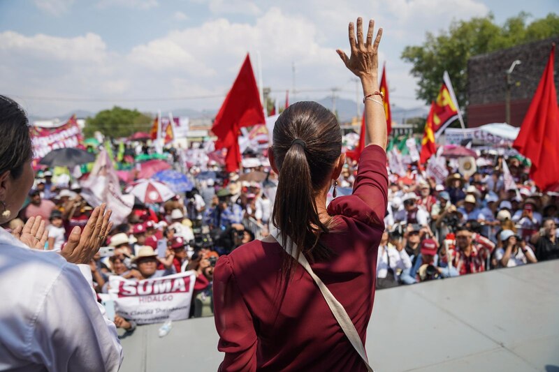 Mujer dando discurso en un mitin político