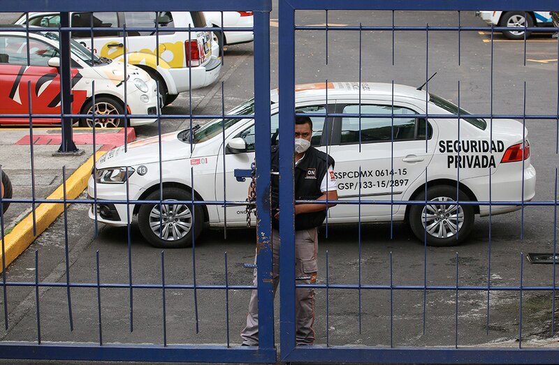 Guardia de seguridad en la puerta de un estacionamiento