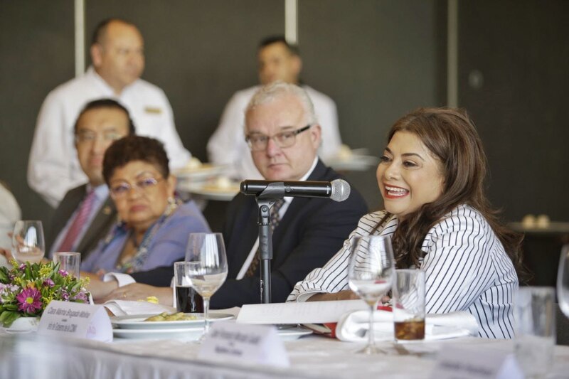 La Presidenta de Costa Rica, Laura Chinchilla, da un discurso en una cena de gala.
