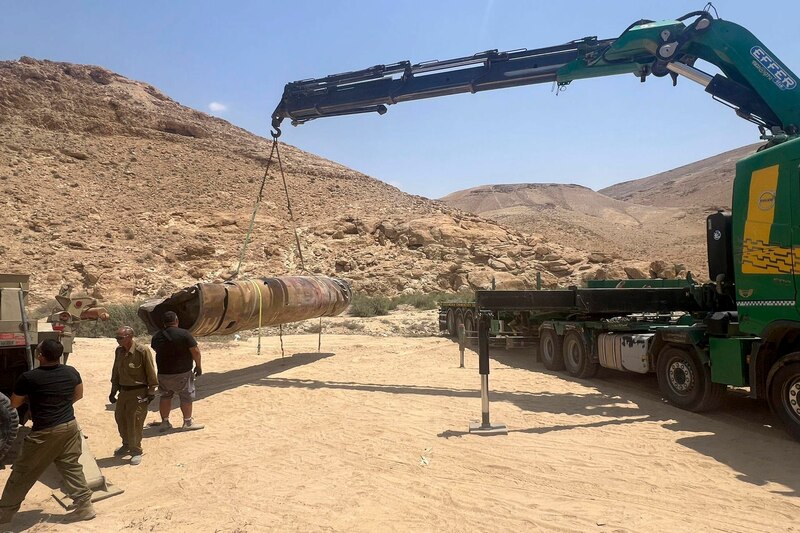 Restos de un misil son retirados de una zona en Israel