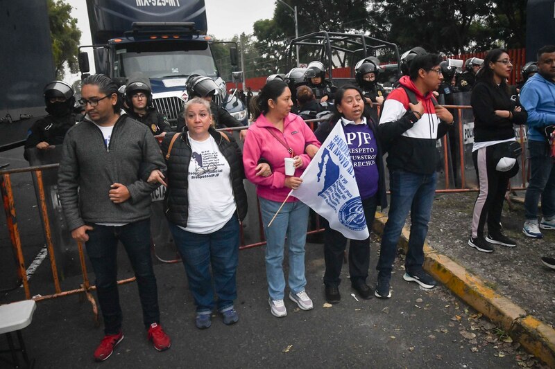 Posible título: Protesta en México por la defensa de los derechos de los trabajadores judiciales