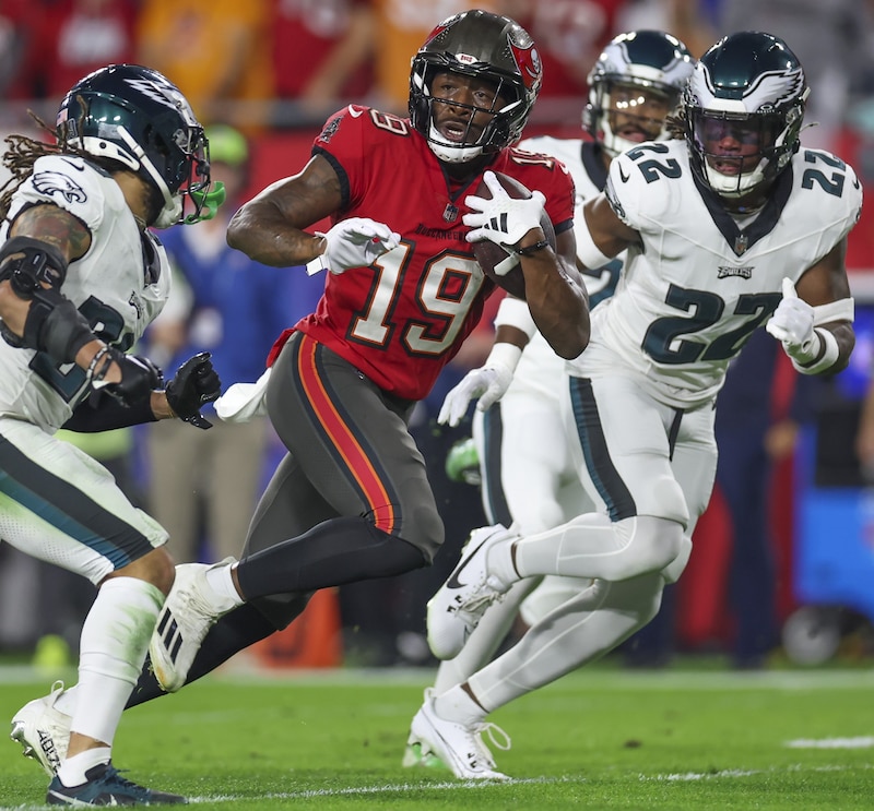 El receptor abierto de los Buccaneers, Scotty Miller, es tackleado por el profundo de los Eagles, Rodney McLeod, durante el partido del domingo por la tarde en el Lincoln Financial Field de Filadelfia.