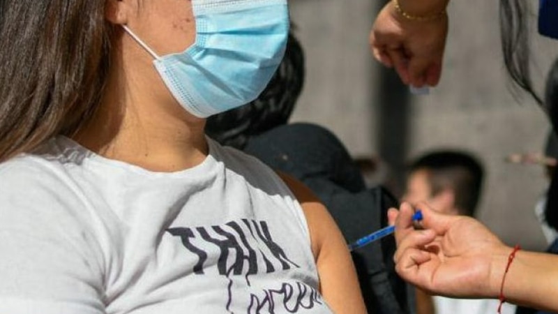 Mujer recibe la vacuna contra el COVID-19