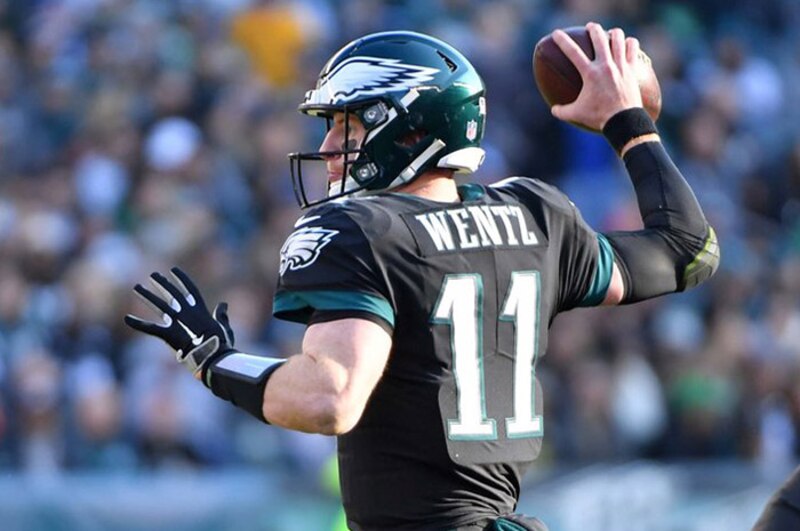 El mariscal de campo Carson Wentz de los Philadelphia Eagles lanza un pase durante un partido de fútbol americano.