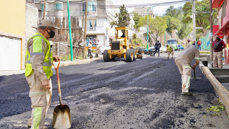 Trabajadores asfaltando una calle