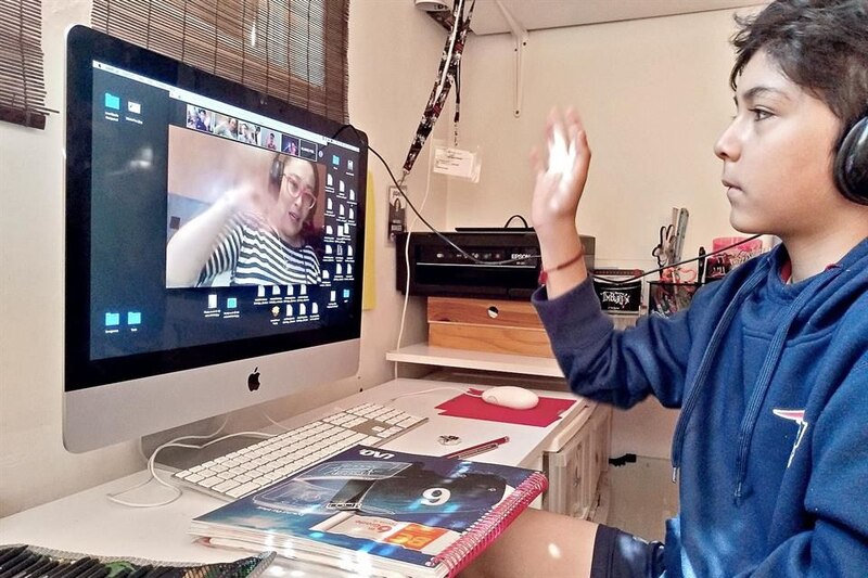 Niño en una clase virtual