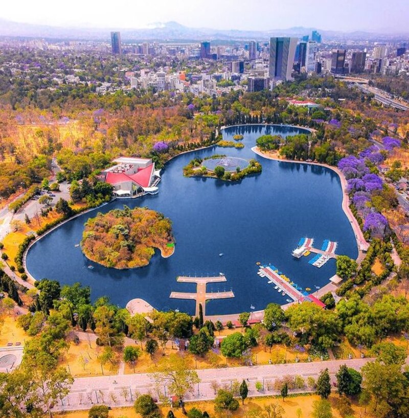 Vista panorámica del espacio que comprende el sitio Lago Algo dentro de Chapultepec en CDMX