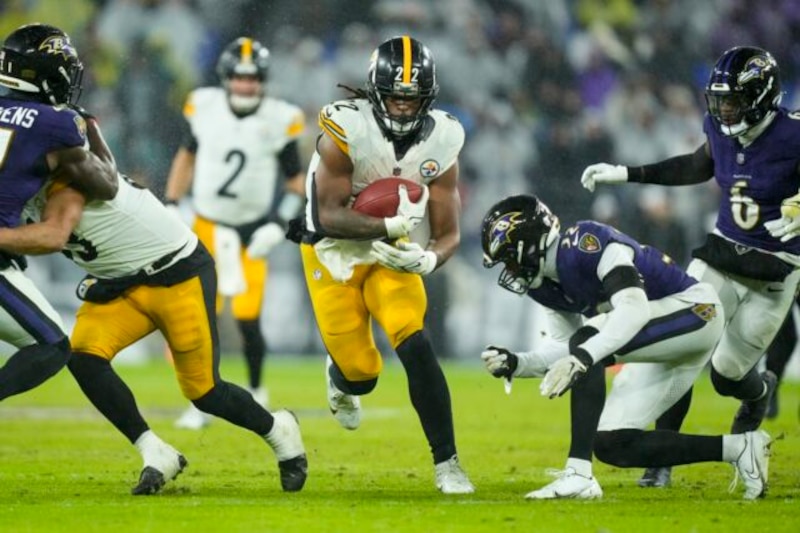 El jugador de los Steelers, Najee Harris, corre para un touchdown contra los Ravens.