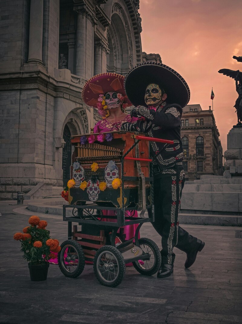 La temporada de Día de Muertos atrae tanto a turistas nacionales como internacionales.