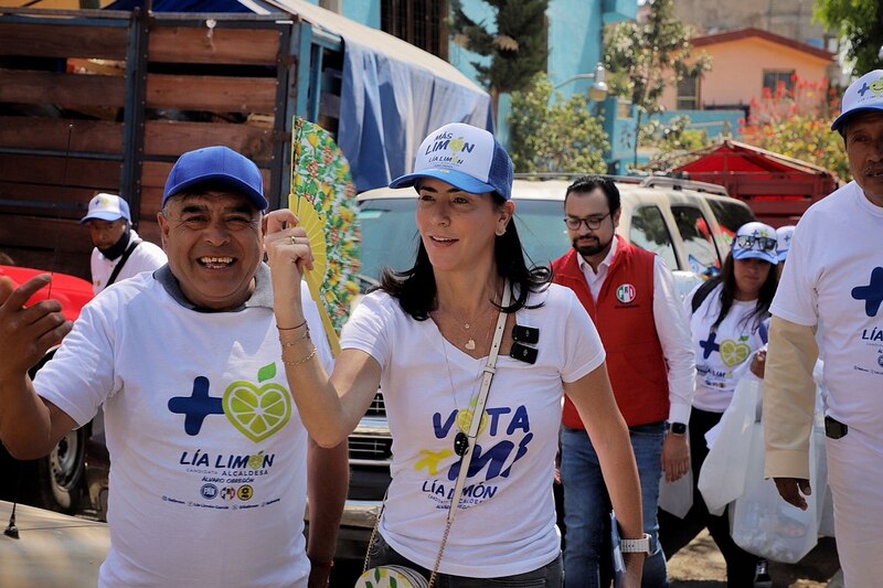 Lía Limón, candidata a la alcaldía de Álvaro Obregón, saluda a sus simpatizantes.