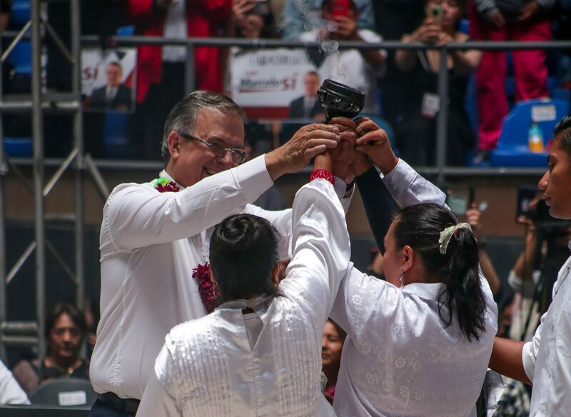 El Presidente de México, Andrés Manuel López Obrador, participa en una ceremonia tradicional indígena.