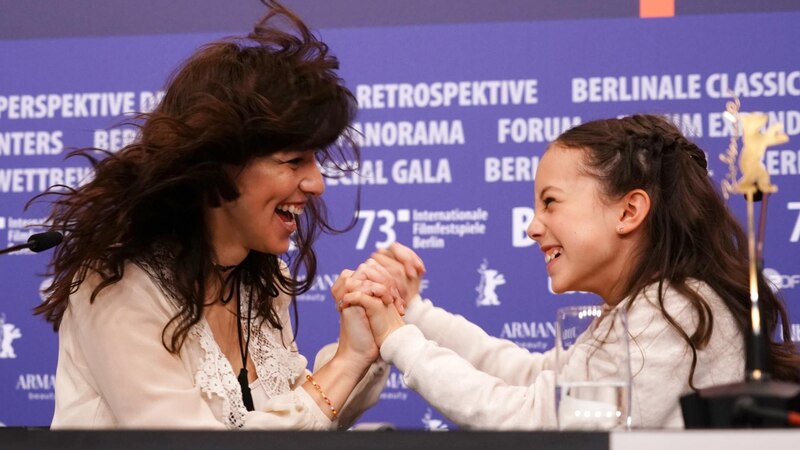 La actriz española Penélope Cruz y la actriz española Milena Smit en la rueda de prensa de la película 'Madres paralelas' en el 72º Festival Internacional de Cine de Berlín.